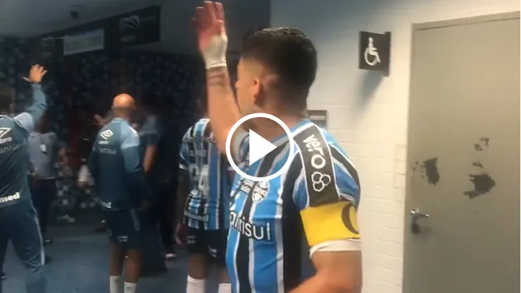 Luis Suárez caliente con Gustavo Gómez