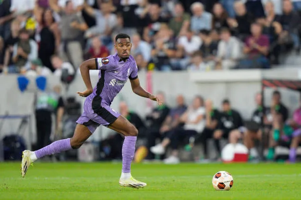 Ryan Gravenberch hizo su debut como titular con el Liverpool (Photo by Guenther Iby/SEPA.Media /Getty Images)