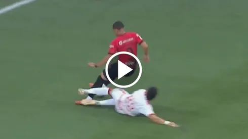 El delantero de 18 años tuvo que ser retirado tras la fuerte entrada que recibió en el duelo ante Inter de Porto Alegre