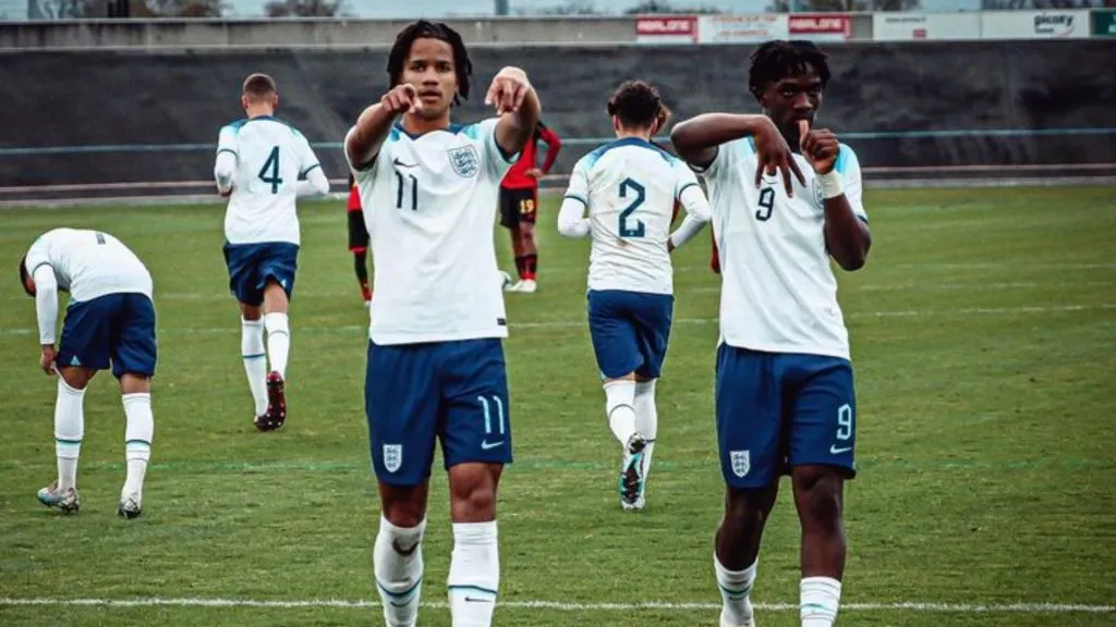 Divine Mukasa, jugando para la Sub 16 de Inglaterra (Instagram @divine.mukasa).
