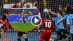 A lo Suárez: la sacó con la mano para evitar un gol del rival
