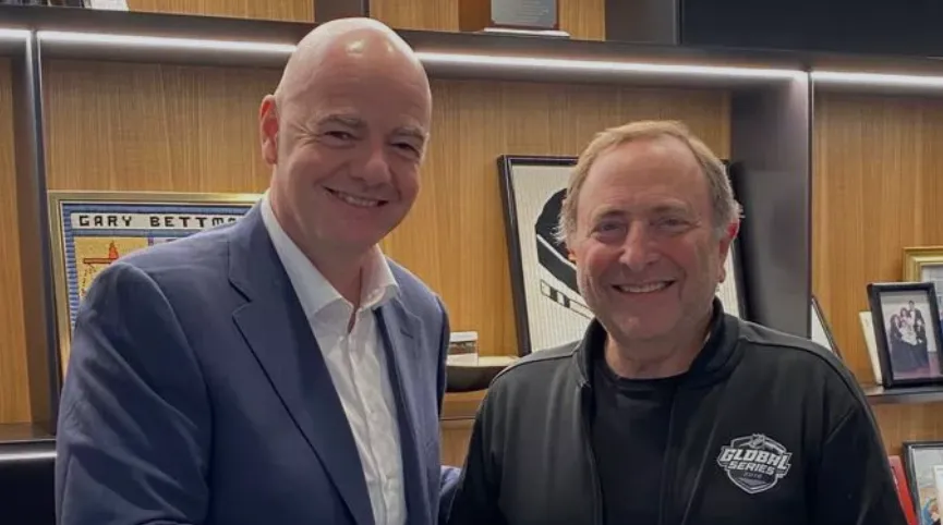 Gianni Infantino junto al comisionado de la NHL, Gary Bettman. FIFA.com