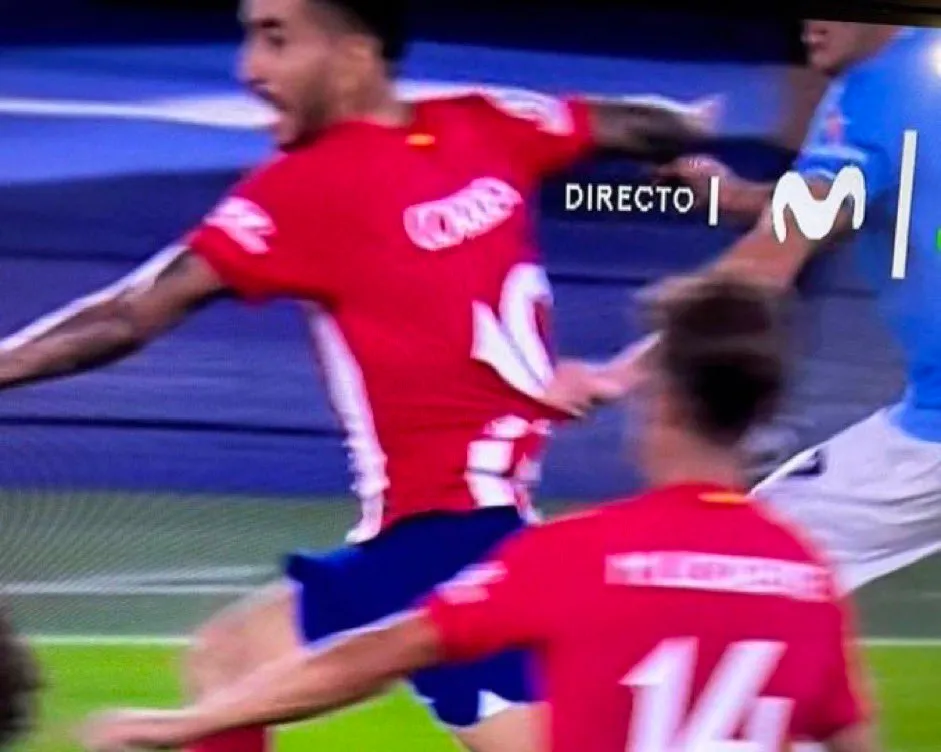 El agarrón a Ángel Correa en la jugada del empate de la Lazio.