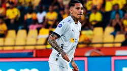 Paolo Guerrero falló un par de claras y no le cobraron un insólito penal