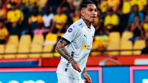 Paolo Guerrero falló un par de claras y no le cobraron un insólito penal
