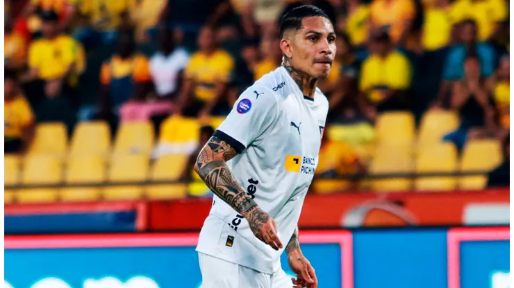 Paolo Guerrero falló un par de claras y no le cobraron un insólito penal