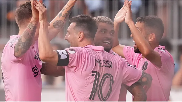 Robert Taylor, Lionel Messi, Josef Martínez y Jordi Alba.
