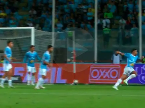 La mano en el área de Brenner que el árbitro no sancionó a favor de la "U"