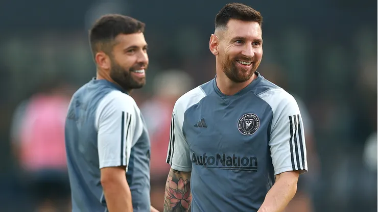 Messi, junto con Jordi Alba, entrenarán este domingo y dependiendo de su evolución se determinará si juega el próximo miércoles.