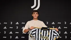 Alfonso firmó su primer contrato como futbolista profesional