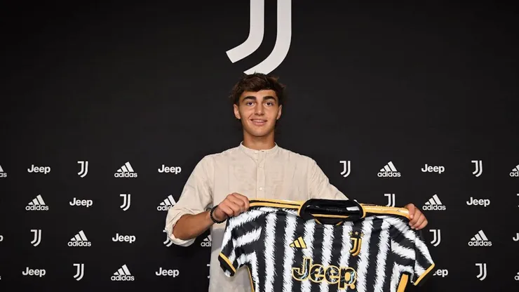 Alfonso firmó su primer contrato como futbolista profesional