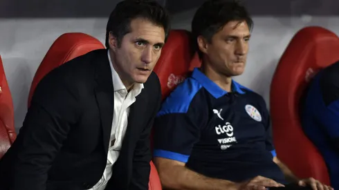 BARRANQUILLA, COLOMBIA - NOVEMBER 16: Guillermo Barros Schelotto head coach of Paraguay during a match between Colombia and Paraguay as part of FIFA World Cup Qatar 2022 Qualifiers at Estadio Metropolitano on November 16, 2021 in Barranquilla, Colombia. (Photo by Gabriel Aponte/Getty Images)