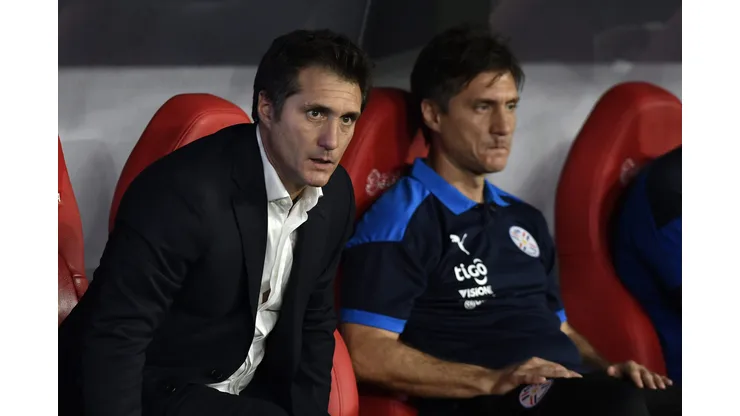 BARRANQUILLA, COLOMBIA - NOVEMBER 16: Guillermo Barros Schelotto head coach of Paraguay during a match between Colombia and Paraguay as part of FIFA World Cup Qatar 2022 Qualifiers at Estadio Metropolitano on November 16, 2021 in Barranquilla, Colombia. (Photo by Gabriel Aponte/Getty Images)