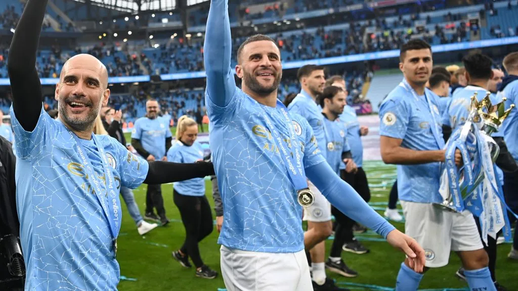Pep Guardiola, Kyle Walker y Rodri celebrando el título del Manchester City