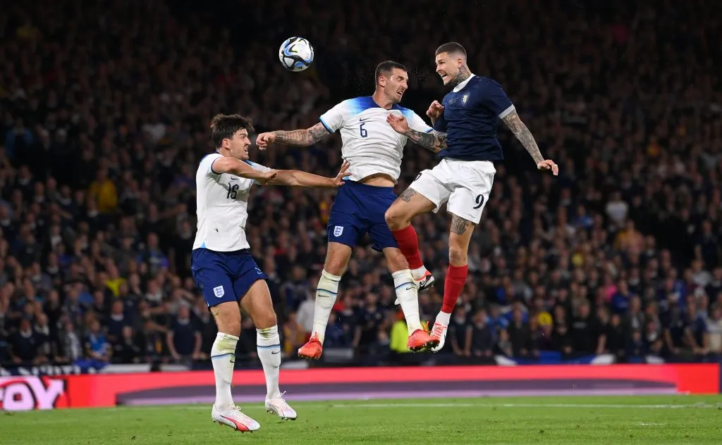 Harry Maguire en el partido frente a la Selección de Escocia. Getty Images.