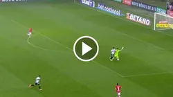 VIDEO | Keiller controló de la peor manera y cometió un penal de lo más grosero