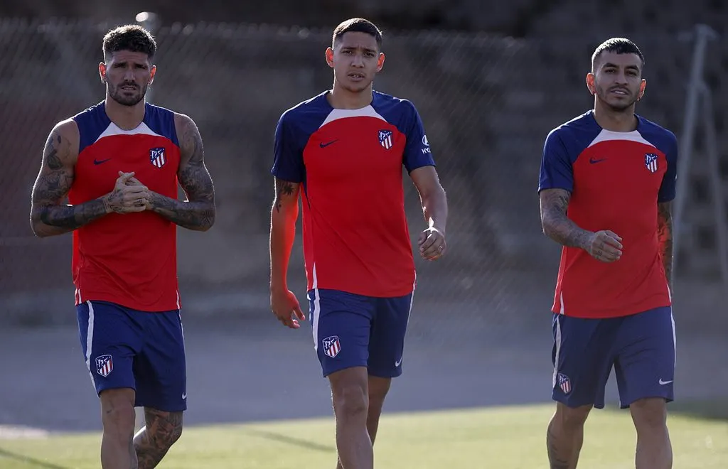 Rodrigo De Paul se perdería el Valencia vs. Atlético de Madrid. Por su parte, Nahuel Molina y Ángel Correa estarían presentes. @Aleti.