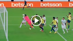 El delantero de Gremio subió a sus redes sociales la polémica jugada que no cobró Sampaio.