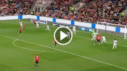 El delantero del City aprovechó su juego aéreo y marcó el primero ante Georgia.