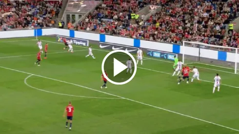 El delantero del City aprovechó su juego aéreo y marcó el primero ante Georgia.