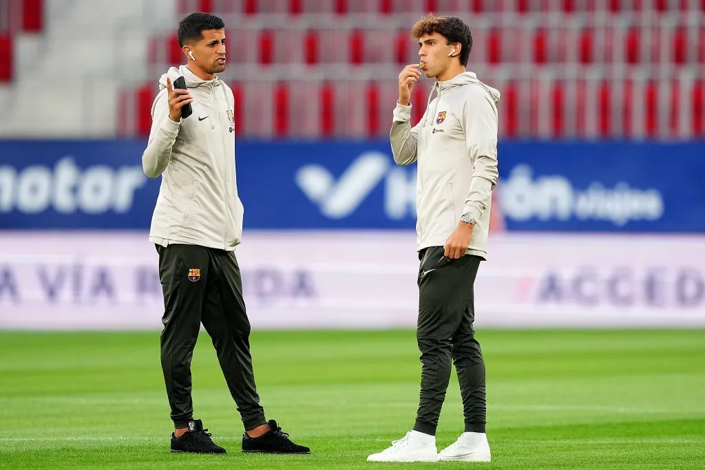 Joao Félix junto a Joao Cancelo en la previa de sus estrenos en el FC Barcelona vs. Osasuna. Getty Images.