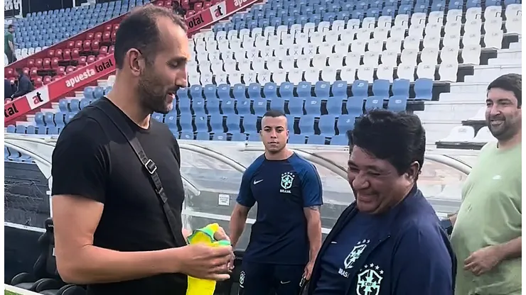 Selección Brasileña trata como enorme ídolo a Hernán Barcos con genial obsequio