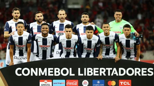 CURITIBA, BRAZIL - JUNE 27: Players of Alianza Lima pose for oficial photo before the Copa CONMEBOL Libertadores 2023 group G match between Athletico Paranaense and Alianza Lima at Ligga Arena on June 27, 2023 in Curitiba, Brazil. (Photo by Heuler Andrey/Getty Images)