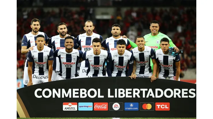 CURITIBA, BRAZIL - JUNE 27: Players of Alianza Lima pose for oficial photo before the Copa CONMEBOL Libertadores 2023 group G match between Athletico Paranaense and Alianza Lima at Ligga Arena on June 27, 2023 in Curitiba, Brazil. (Photo by Heuler Andrey/Getty Images)