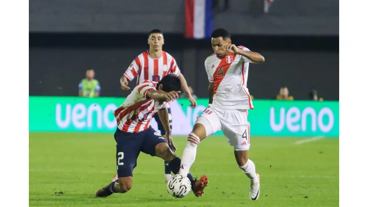 CIUDAD DEL ESTE, PARAGUAY - SEPTEMBER 07: Marcos Lopez of Peru battles for possession with Robert Rojas of Paraguay during a FIFA World Cup 2026 Qualifier match between Paraguay and Peru at Antonio Aranda Stadium on September 07, 2023 in Ciudad del Este, Paraguay. (Photo by Christian Alvarenga/Getty Images)