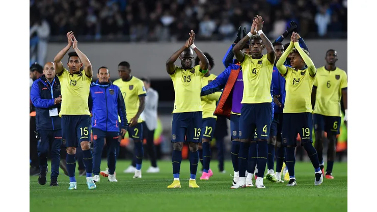 BUENOS AIRES, ARGENTINA - SEPTEMBER 07: Enner Valencia of Ecuador (C) and teammates applaud the fans after the FIFA World Cup 2026 Qualifier match between Argentina and Ecuador at Estadio Más Monumental Antonio Vespucio Liberti on September 07, 2023 in Buenos Aires, Argentina. (Photo by Marcelo Endelli/Getty Images)