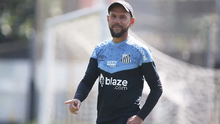 Tras las denuncias del plantel por abuso, el Santos femenino echó al DT
