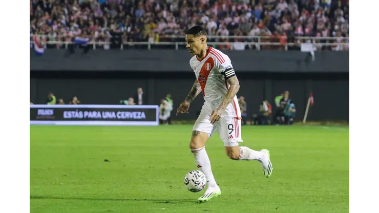 CIUDAD DEL ESTE, PARAGUAY - SEPTEMBER 07: Paolo Guerrero of Peru controls the ballduring a FIFA World Cup 2026 Qualifier match between Paraguay and Peru at Antonio Aranda Stadium on September 07, 2023 in Ciudad del Este, Paraguay. (Photo by Christian Alvarenga/Getty Images)
