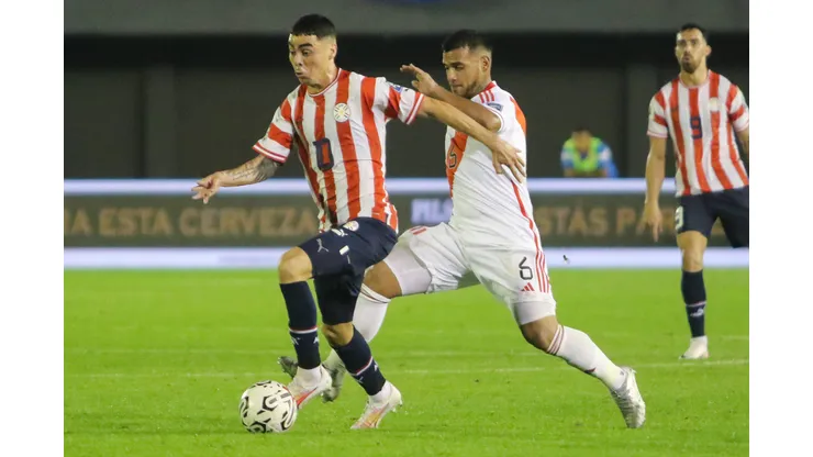 CIUDAD DEL ESTE, PARAGUAY - SEPTEMBER 07: Miguel Almiron of Paraguay battles for possession with Miguel Trauco of Peru during a FIFA World Cup 2026 Qualifier match between Paraguay and Peru at Antonio Aranda Stadium on September 07, 2023 in Ciudad del Este, Paraguay. (Photo by Christian Alvarenga/Getty Images)
