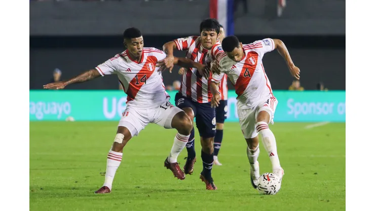 CIUDAD DEL ESTE, PARAGUAY - SEPTEMBER 07: Robert Rojas of Paraguay battles for possession with Wilder Cartagena and Marcos Lopez of Peru during a FIFA World Cup 2026 Qualifier match between Paraguay and Peru at Antonio Aranda Stadium on September 07, 2023 in Ciudad del Este, Paraguay. (Photo by Christian Alvarenga/Getty Images)