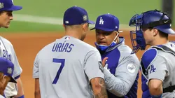 Julio Urías y Dave Roberts.