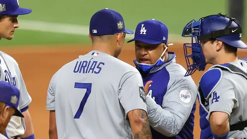 Julio Urías y Dave Roberts.