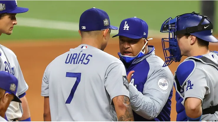 Julio Urías y Dave Roberts.