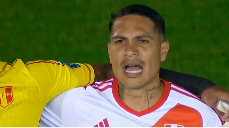 Paolo Guerrero cantó así el himno nacional de Perú.