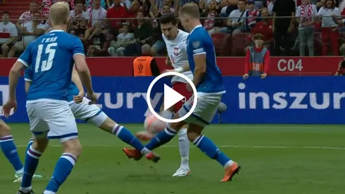 Entre dos defensores y sobre el arquero: el golazo de Lewandowski para Polonia
