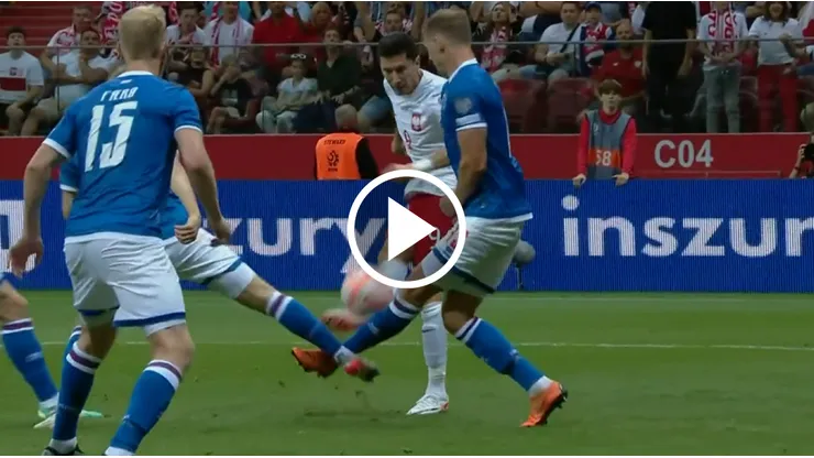 Entre dos defensores y sobre el arquero: el golazo de Lewandowski para Polonia