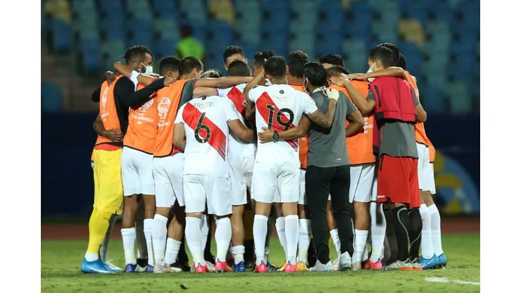 GOIANIA, BRAZIL - JULY 02: Players of Peru huddle as they celebrate winning the match in a penalty shootout after a quarterfinal match between Peru and Paraguay as part of Copa America Brazil 2021 at Estadio Olimpico on July 02, 2021 in Goiania, Brazil. (Photo by Alexandre Schneider/Getty Images)