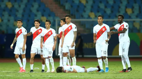GOIANIA, BRAZIL - JULY 02: Players of Peru react as they line up in a penalty shootout after a quarterfinal match between Peru and Paraguay as part of Copa America Brazil 2021 at Estadio Olimpico on July 02, 2021 in Goiania, Brazil. (Photo by Alexandre Schneider/Getty Images)