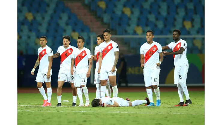 GOIANIA, BRAZIL - JULY 02: Players of Peru react as they line up in a penalty shootout after a quarterfinal match between Peru and Paraguay as part of Copa America Brazil 2021 at Estadio Olimpico on July 02, 2021 in Goiania, Brazil. (Photo by Alexandre Schneider/Getty Images)