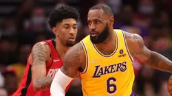 LeBron James (der.), estrella de Los Angeles Lakers.