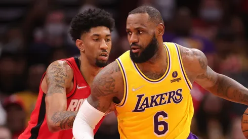 LeBron James (der.), estrella de Los Angeles Lakers.