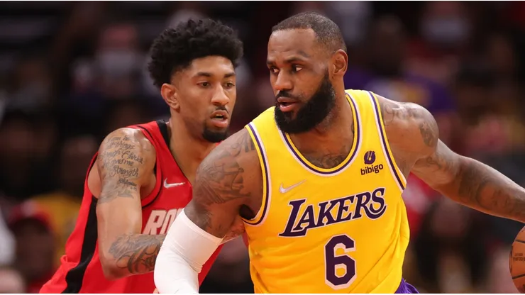 LeBron James (der.), estrella de Los Angeles Lakers.