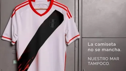 Hinchada peruana carga contra Selección Nacional por sponsor