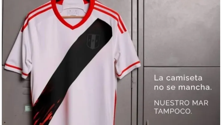 Hinchada peruana carga contra Selección Nacional por sponsor