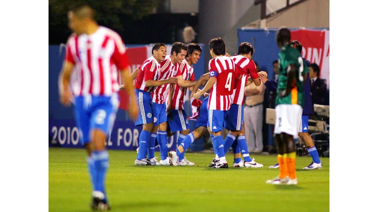 YOKOHAMA, JAPAN - MAY 22: Paraguay players celebrate during the Kirin Cup match between Ivory Coast and Paraguay at Nippatsu Mitsuzawa Stadium on May 22, 2008 in Yokohama, Kanagawa, Japan. (Photo by Koji Watanabe/Getty Images)
