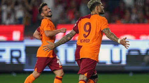 El festejo de Mauro Icardi con Mertens.